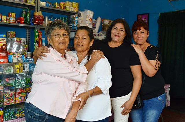 señoras mexicanas abrazadas, con prestamo o crédito grupal mujer activa de crediclub.